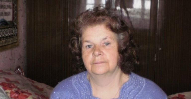 Мати почала скаржитися, що в неї не вистачає грошей, і я почала підозрювати щось недобре. Вирішила без попередження піти до неї у гості. Коли я зайшла до хати, не повірила своїм очам.