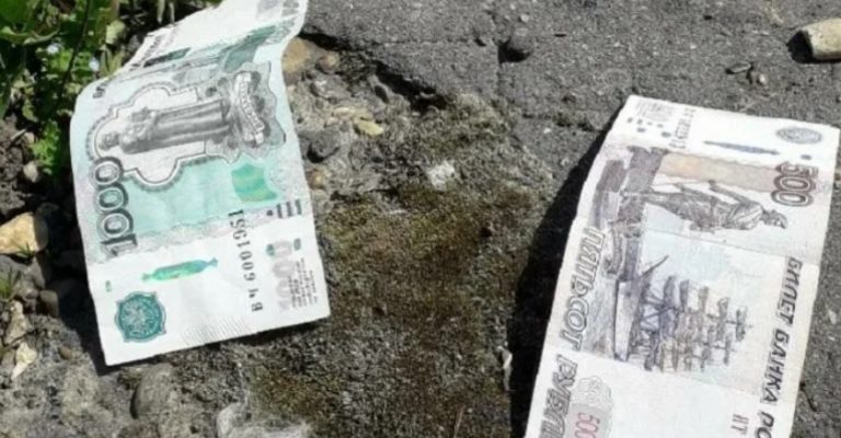 Вся на нер вах, голодна, з головним бо лем я йшла по парку і думала, де дістати гроші. І тут бачу, що на асфальті лежить куnюра.