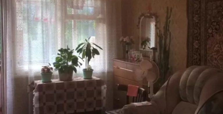 Оля в той день прийшла без настрою і сказала бабусі, що для вечірки у неї нічого надіти. Бабуся дала Олі листок з адресою і просила піти туди.