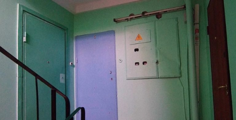 Свекруха мало не вмовила чоловіка Зої взяти кредит, мовляв, у неї маленька пенсія, ні на що не вистачає. Але найграндіозніший «сюрприз» їх чекав тоді, коли син вирішив відвідати маму… Двері йому відчинили абсолютно чужі люди.