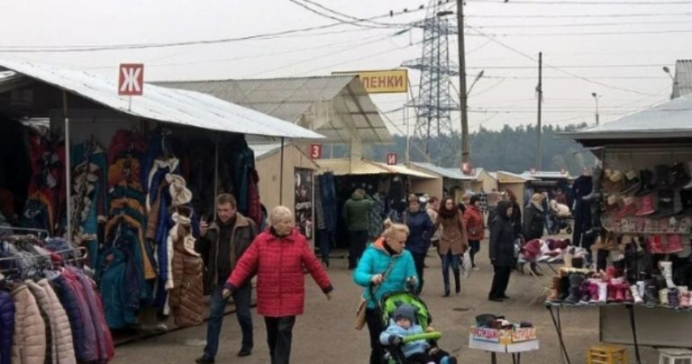 Бабуся Валя вмовила невістку приміряти сукню. Коли Світлана вийшла з примірювальної , не побачила ні дітей, ні свекрухи.