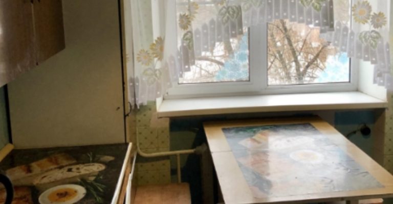 Олена взяла трубку, а там пролунав ледь чутний голос її батька. Вона застигла. Як таке можливо, адже її батькане стало рік томy.