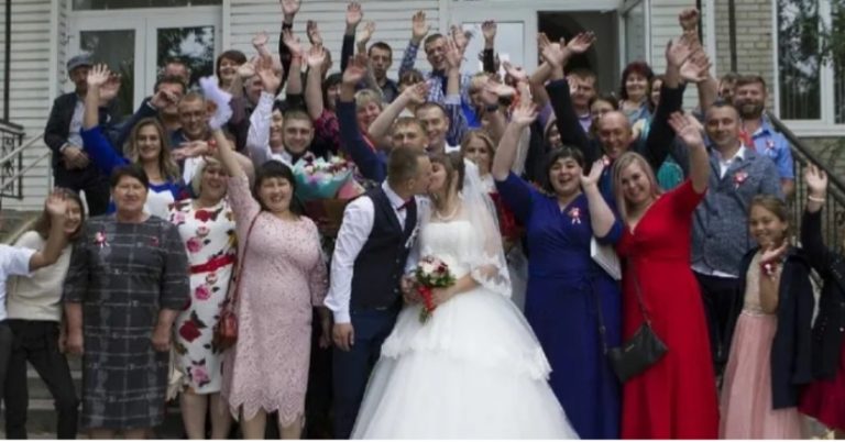 Юлі Не Терпілося Вийти Заміж, І Батьки Взяли Кредит Для Весілля. Не Минуло Й Кілька Місяців, Вона З Речами З‘явилася Біля Їх Порогу