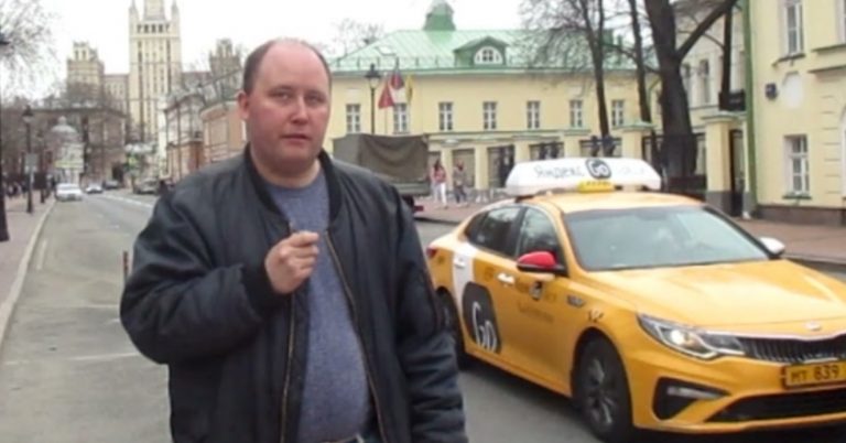 Игорью в таксі сіла закохана парочка, що безперервно цілувалися. А подивившись на дівчину в дзеркало, чоловік в ній впізнав свою дружину