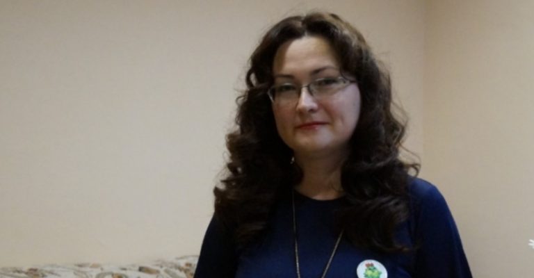 Свекруха 9 років допомагала з дітьми і ми не мали проблем. Якось, коли дочка забула в будинку свекрухи свою іграшку, я поїхала до свекрухи забрати іграшку. І тут я почула її розмову з сусідкою.