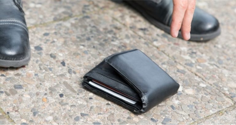 Лариса знайшла гаманець із великою сумою та з номером телефону всередині. Вирішила вона зателефонувати за номером, але такого обороту не чекала.