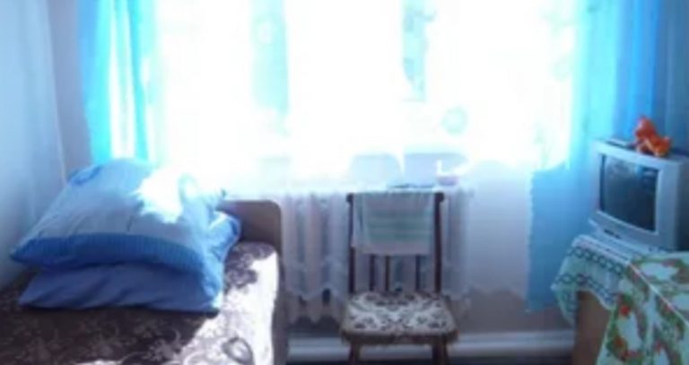 У той день баба Маня і баба Катя в будинку nрестарілих чекали своїх синів, але раптом ме дсестра Аня з криком кинулася в кімнату..