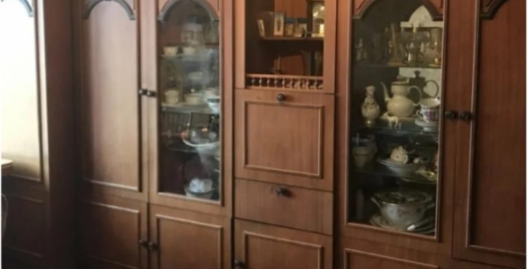 Син сказав матері, що невістка не чіпає м’яса, бо хоче худнути. Свекруха встала, взяла за руку невістки та відвела її до своєї кімнати. Після цього Альона багато чого навчилася.