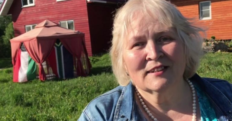 Мати подзвонила мені і зі сльозами запитала, що трапилося з її онукою. Справа в тому, що вже третій день онука не відповідає на її дзвінки. Я вирішила все дізнатися від дочки. Її відповідь вразила мене.