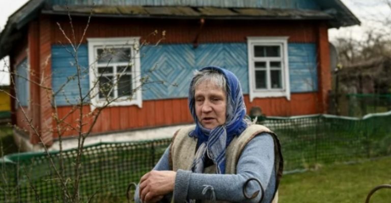 Саша все дитинство соромився сліпої матері, і лише роки потому, коли та з’явилася у нього на порозі і віддала записку, Саша дізнався всю правду і застиг.