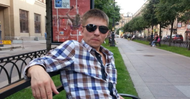 Я закохався у дівчину. Через півроку вона погодилася зустрітися зі мною. Я пішов до нєї у будинок, випив щось і потім коли прийшов до тями, був абсолютно голим і прив’язаним до ліжка.