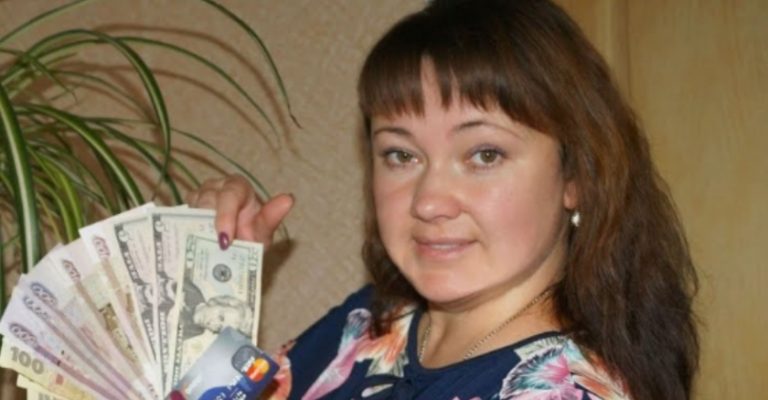 Моя сводна сестра звикла, зо якщо гроші скінчуються, то в будь-який момент можна попросити ще у мами або у мене. Але після одного випадку я перестала віддавати свої гроші.