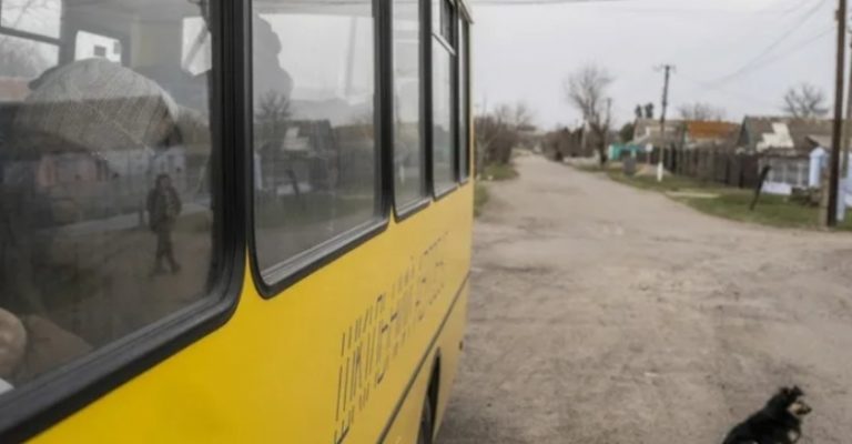 Погодував кота, і увійшов до автобуса, а через 3 зупинки бачу цей кіт — на дорозі, вирішив спуститися до нього, і раптом ззаду почувся сильний вибух…