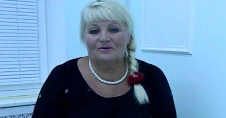 Я завжди дивувалася, як свекруха дізннаєтся про всі подробиці нашого життя. А коли одного разу взяла телефон чоловікові і знайшла в ньому ЦЕ, моє волосся дибки стало.