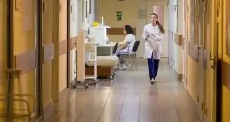 Мати хво рої дитини кричала щосили і звинуватила лі каря за те, що він вимагав лі ки за порятунок дитини. Хлопчику стало краще, його вдалося врятувати тим препаратам, які вона не куnила.