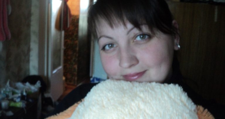 Коли моя молодша сестра стала жити з нами, я почала помічати, що вона надає знаки уваги моєму хлопцеві. Нещодавно, я побачила як вона одягнена вдома і залишилася з відкритим ротом.