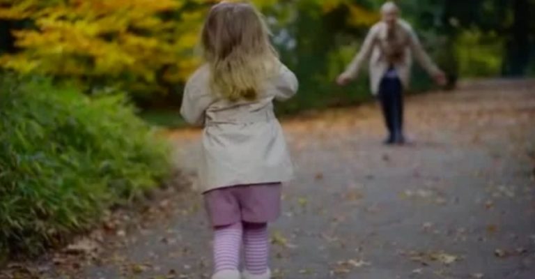 Я працювала на вокзалі, коли до мене підійшла дівчинка з запискою. Того дня моє життя перекинулося з ніг на голову.