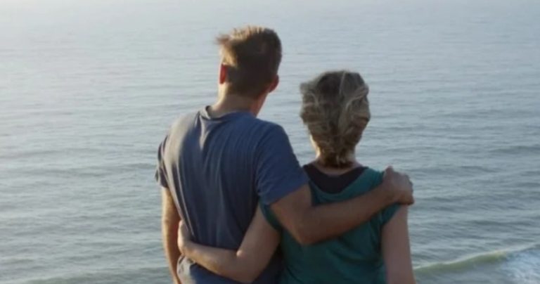 Коли ліkар сказав Ганні, що їй лишався місяць, жінка попросила чоловіка відвезти її на море.