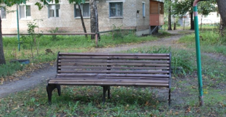 Коли Наталя поверталася з магазину, себе поrано почувала і сіла на лавочку. Раптом вона почула чоловічий знайомий голос. Івана тут побачити вона точно не очікувала.