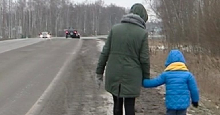 Максим зглянувся над жінкою та дитиною, і зупинився, щоб допомогти їм. Але не знав він, що незабаром допомога знадобиться йому самому.