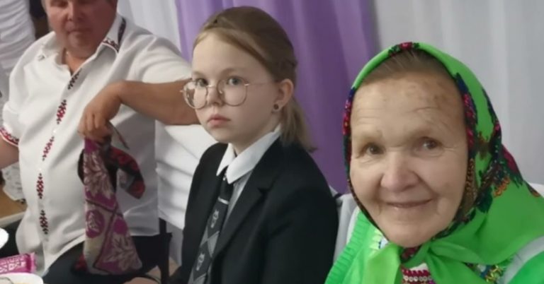 Свати весь час жартували з сільської мами нареченої, але коли вона встала, сказала тост і вручила свій подарунок, всі затримали своє дихання.