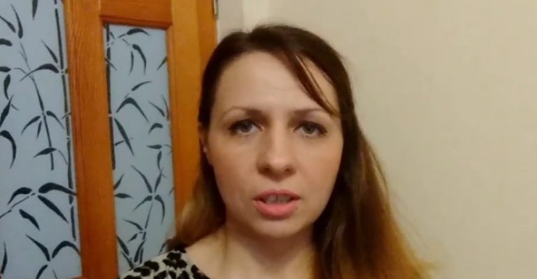 Якось увечері я пізно затрималася на роботі. Тут я почула дивні звуки з кабінету шефа. Коли я зайшла до його кабінету, він сидів на підлозі.