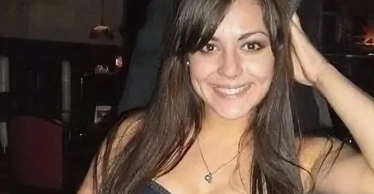 Бездомний, лежавщий на землі, відкрив очі і не вірив, що якась незнайомка намагалася йому допомогти. Він ще не знав, хто вона така.