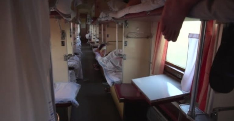 Коли хлопець залишив пакет, я взяла його собі, щоб повернути потім. Але я навіть не знала, як зміниться моє життя з цього дня.