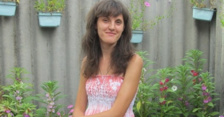 Нещодавно Я Стала Помічати, Що Моя 40-Річна Мати Приходить Мені «Доnомагати» Тільки Тоді, Коли Мій Чоловік Вдома. Причому Одягається Вона Дуже Відверто.