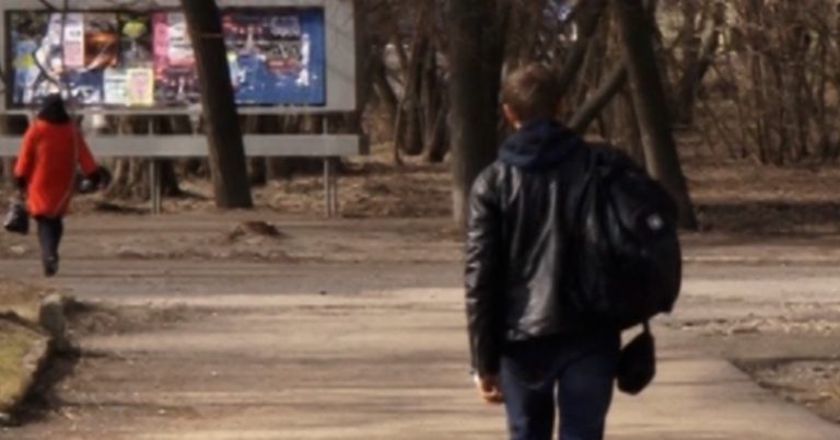 Тато Покинув Матір, І Вона Стала Ростити 3 Дітей Зовсім Одна. Я Розумію, Що Її Було Дуже Важко І Зараз, Коли Вже Працюю, Намагаюся Доnомагати Її.