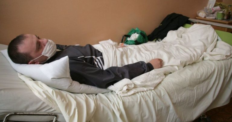 Чоловік не погодився на переведення дружини в лікарню, і доля його покарала. Після розмови з донькою він так і не може прийти в себе.