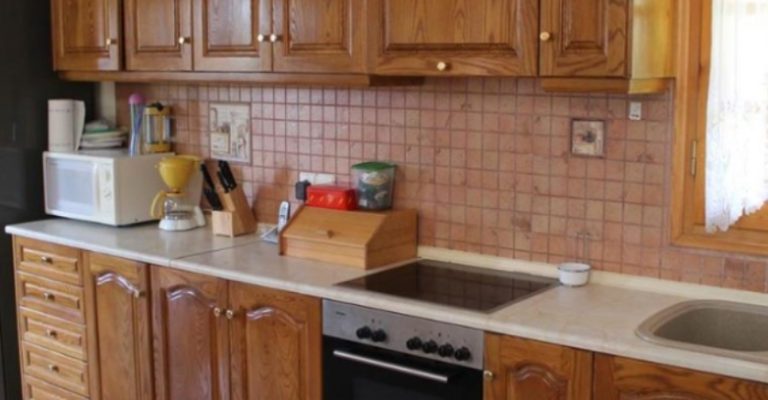 Сергій із Тетяною після весілля подивилися подарунки, коли побачили стару скороварку, яку подарувала бабуся. Раптом вони виявили , що всередині скороварки щось є.