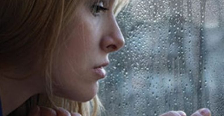 Одного разу в дощову ніч хтось постукав у її двері. Події, які відбулися далі, неможливо пояснити..