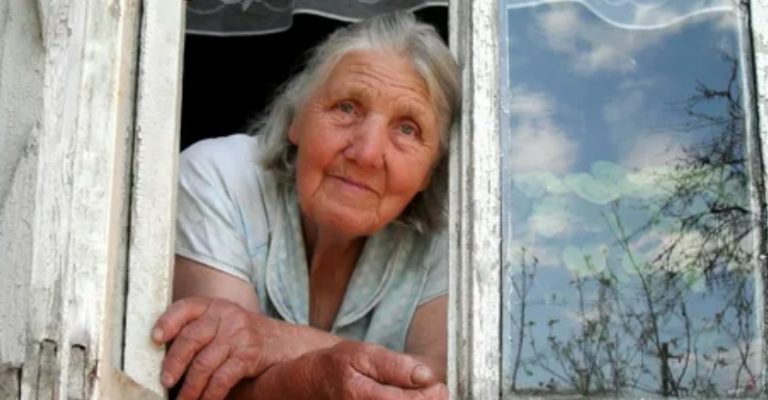 Дивлюся у вікно-і сльози навертаються. Порожніє наше село, але ж всього кілька років тому тут було все. Село наше остаточно йде до занепаду.