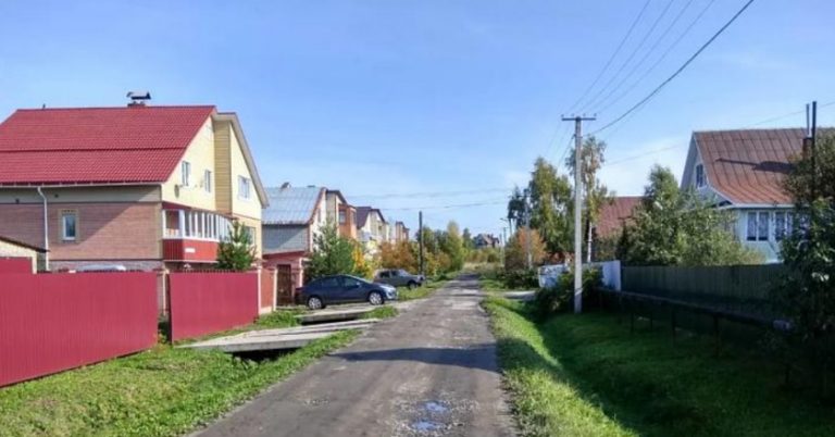 Коли бабуся в хустці вибрала собі гарячу, червону білизну і пішла, то очі у продавщиці на лоб полізли, і вона вирішила простежити за нею.