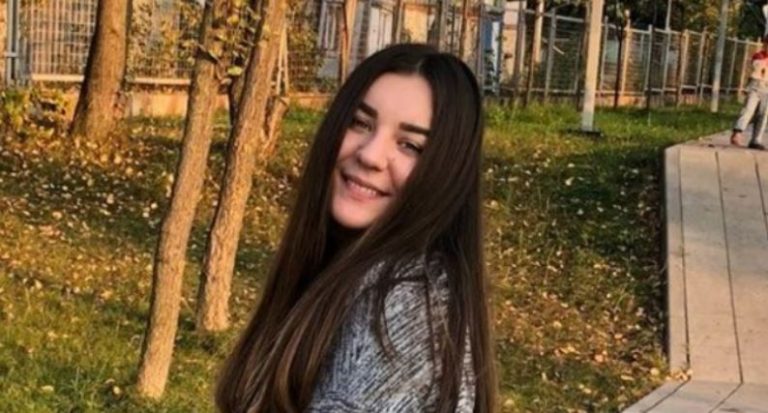 Соня стояла на вулиці і чекала Максима, як раптом побачила, що незнайомий хлопець з букетом троянд направляється до неї