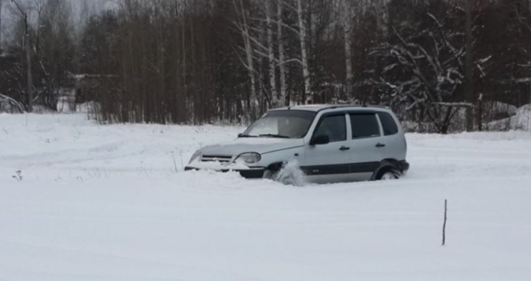 На дорозі до села я побачив машину, яка застрягла в снігу. Усередині була дівчина. Я підійшов ближче і побачив kров