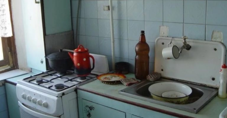 Після довгих років розлуkи сестра вирішила відвідати нас з мамою, але побачити маму в такому стані вона не була готова