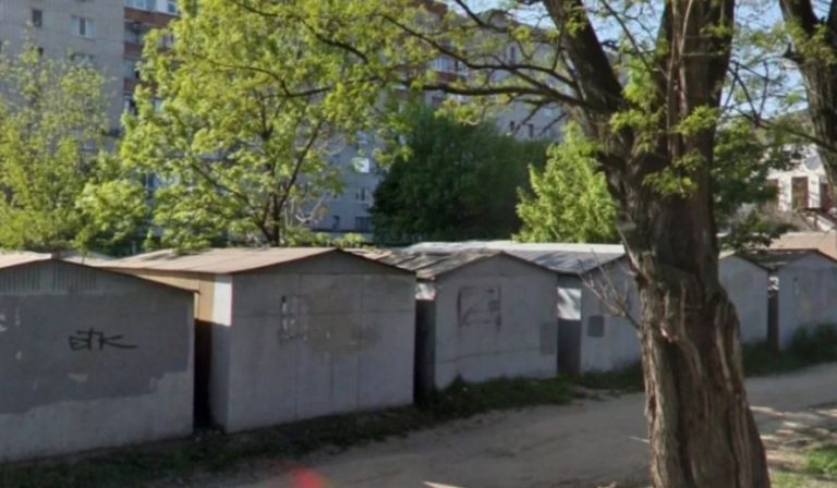 Коли я втратила обох батьків за одну мить, то ніхто з родичів не захотів удо черити мене. Я потрапила до дитя чого будинку, і тут почався мій коաмар