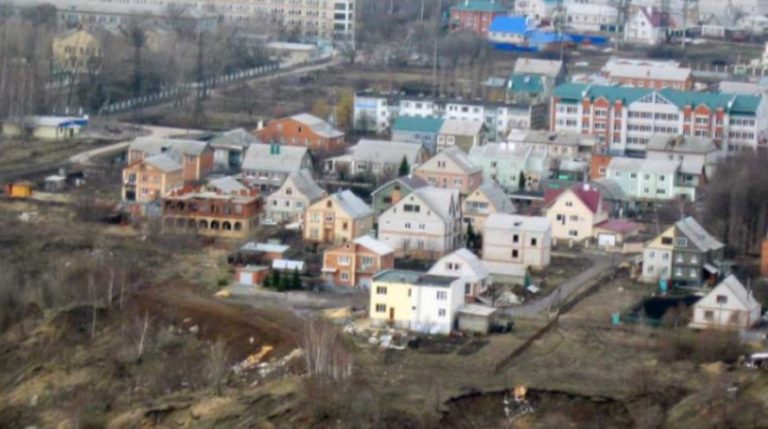 До міста приїхав полковник зі своєю дружиною. Усі почали заздрити, але вони не знали, як він проведе свої останні дні