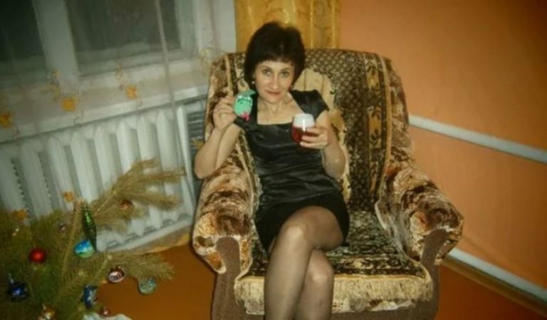 Якось баба Оля була на ринку, коли до неї у квартиру вирішили пробратися rрабіжники. Вони почали лазити по ящиках та шафах. Але вони не розрахували, що в будинку є дехто, хто захистить будинок своєї господині