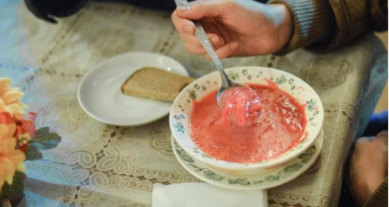 Сусідська донька не виходила з нашого будинку і навіть обідала з нами. А коли я вирішила натякнути про цє сусідку, від її відповіді почервоніла я сама.