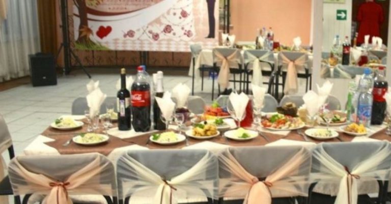 Галина відкрила конверт із подарунком на весіллі попелу, дістала звідти вісімдесят тисяч, а решту вручила сестрі чоловіка