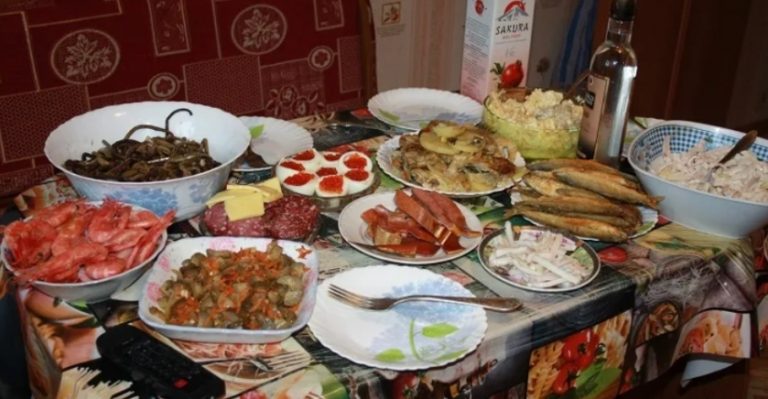 Олена цілий день провела біля плити і чекала гостей. Але коли вони приїхали і сиділи за столом, почався справжній коաмар.