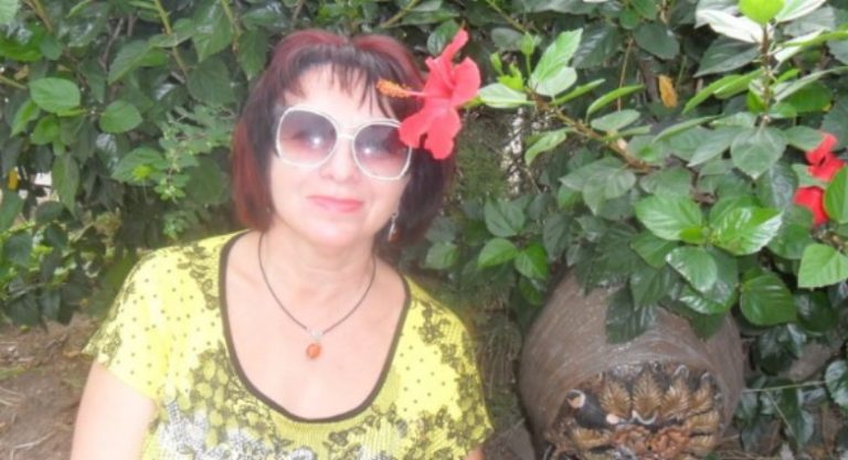 Коли була в гостях у мами, то дізналася, що наха бна сусідка об’ї дає мою маму, і не змогла цього терпіти