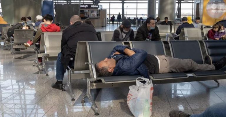 Почула в аеропорту розмову двох дам, після якої довго не могла прийти до тями