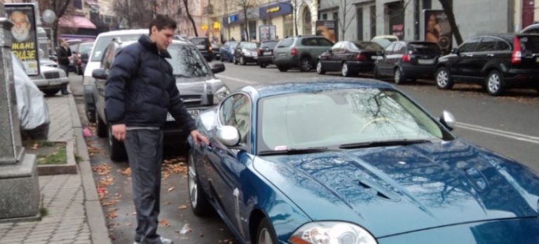 Я все не могла зрозуміти, як у мого сина із невисокою зарплатою беруться гроші на розкішне життя. А днями він прийшов до нас, і зізнався у всьому