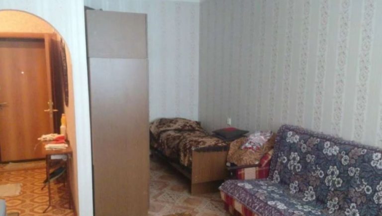 Бабусі не ста ло і виявилося, вона оформила будинок на мене. Але увійшовши туди, я застигла, якийсь хлопець, що сидів на дивані, заявив, що тут живе