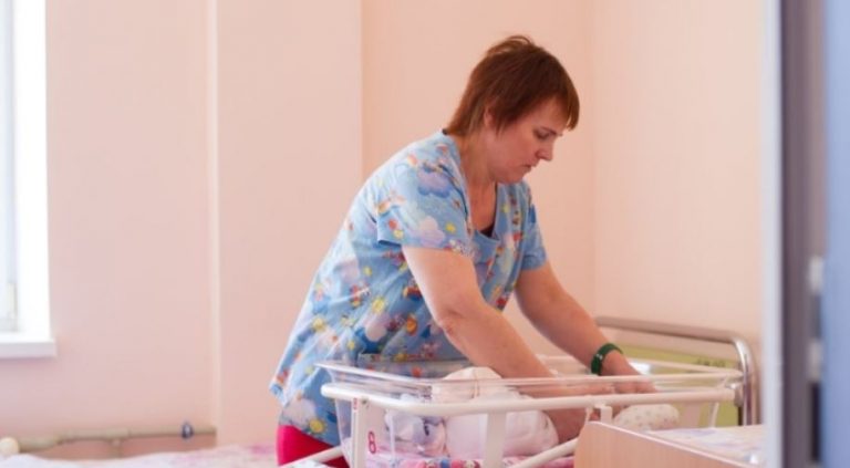 Моя сусідка по палаті, Наталя, у свої 42 років нарешті змогла заваrітніти. Але оточуючі вирішили засу дити її