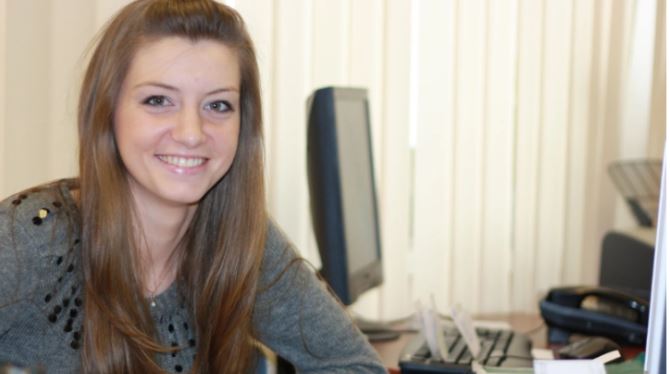 Начальник покликав Ленц до себе і повідомив, що хоче звільнити її. Вона дуже здивувалася, бо працювала дуже добре. Почувши привід звільнення, вона голосно сміялася